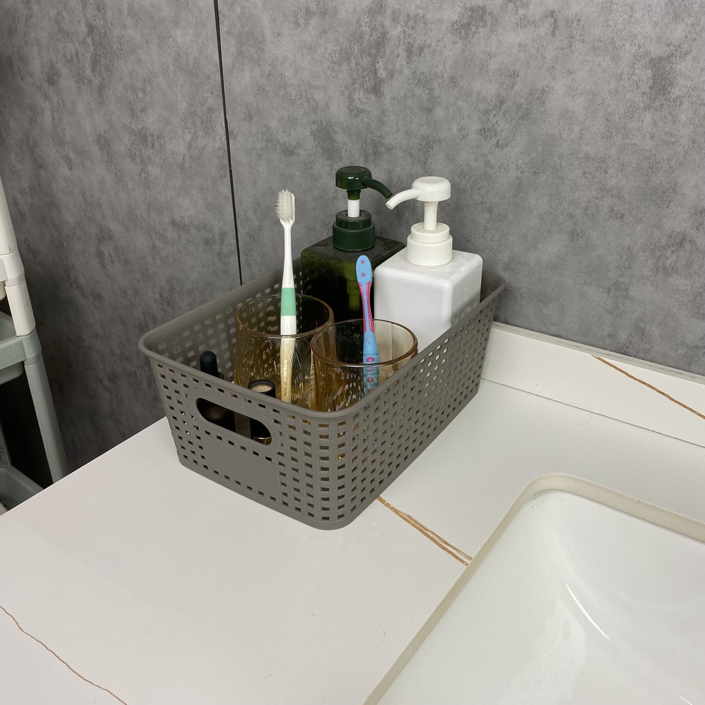 Storage Baskets with Plastic Woven Set for Practical, Lightweight and Versatile in Use
