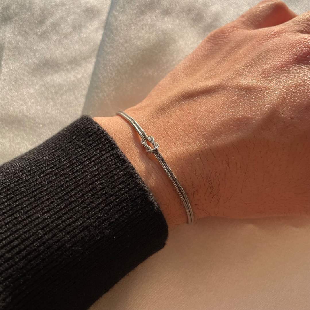 Bracelet with Elegant Knot Design for Subtle and Refined