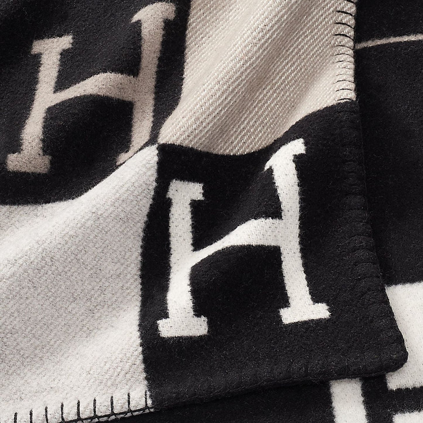 Blanket Luxe Wool-Cashmere for Elegant Warmth and Comfort