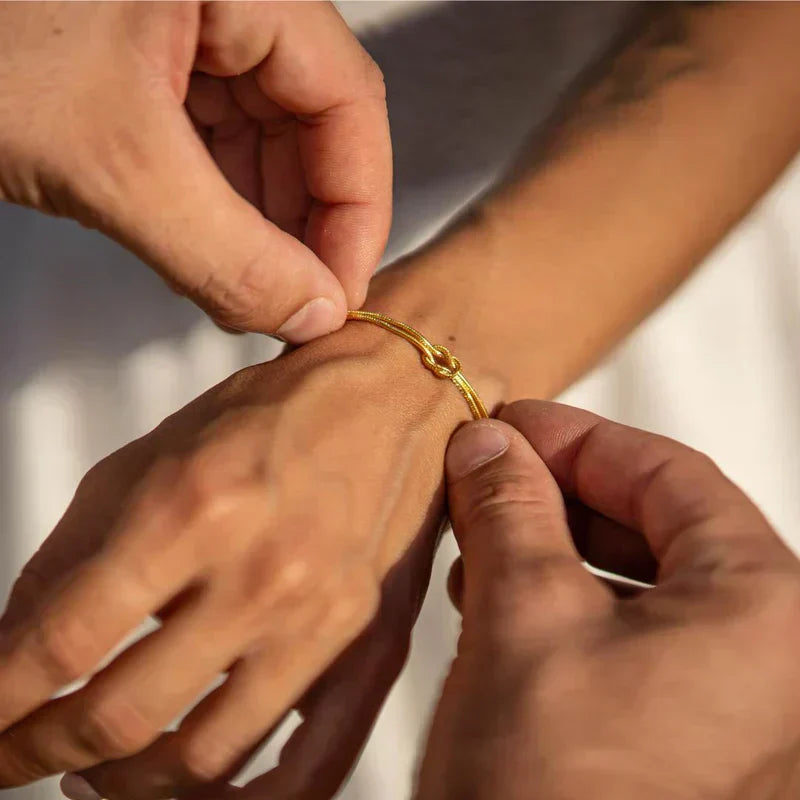 Bracelet with Elegant Knot Design for Subtle and Refined