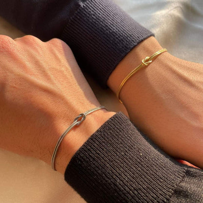 Bracelet with Elegant Knot Design for Subtle and Refined