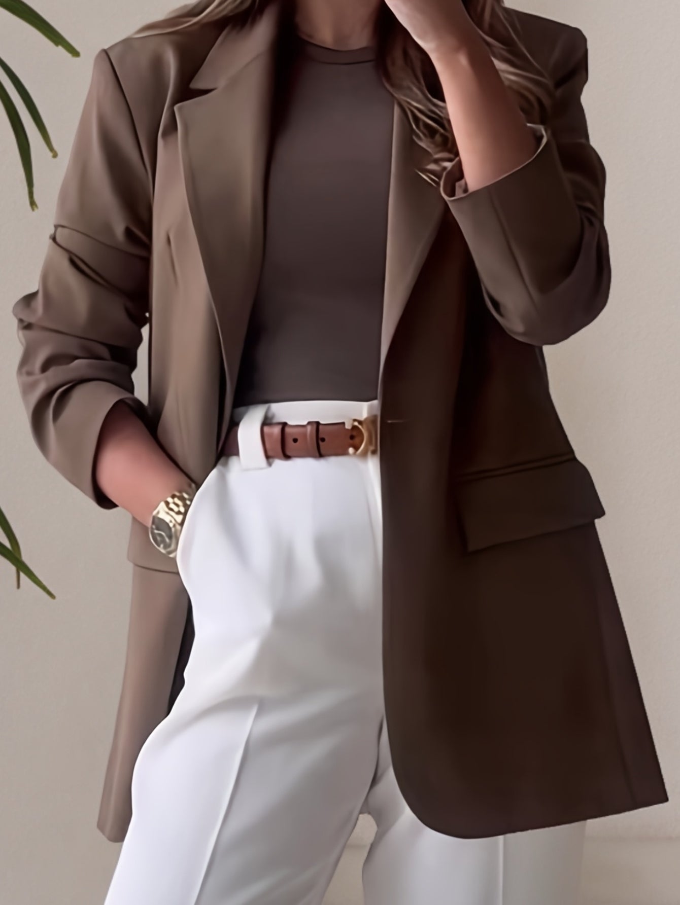 Ladies' Elegant Blazer with Button Closure and Structured Fit