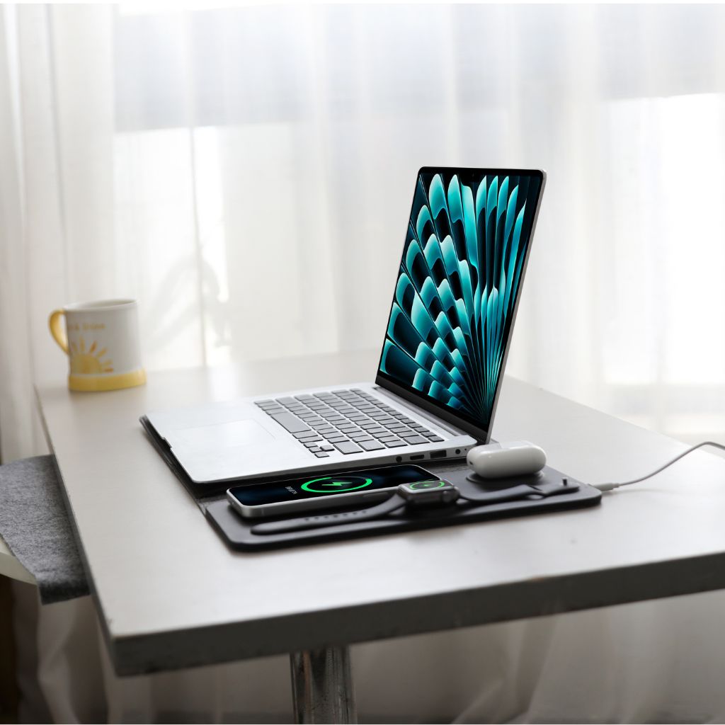 Powerdesk Sleeve for Slim Laptop Case with Wireless Charging Function