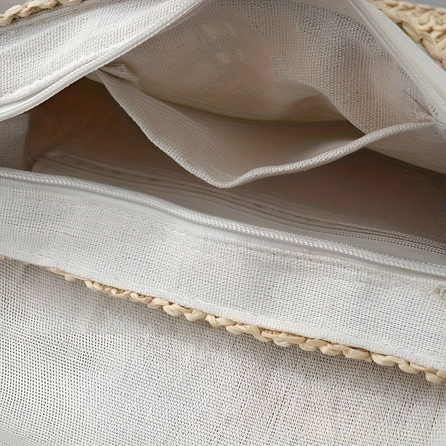 Bag with Braided Shoulder Design for Women in Straw with Adjustable Strap for Summer Looks