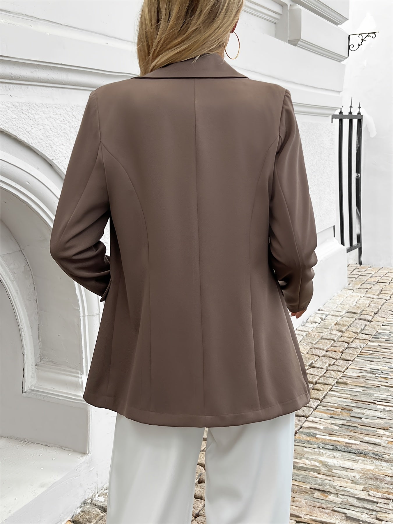 Ladies' Elegant Blazer with Button Closure and Structured Fit