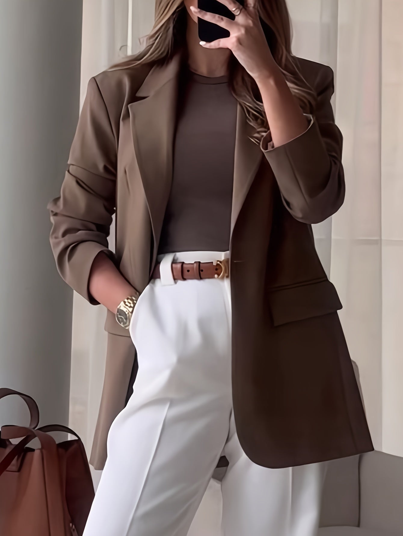 Ladies' Elegant Blazer with Button Closure and Structured Fit