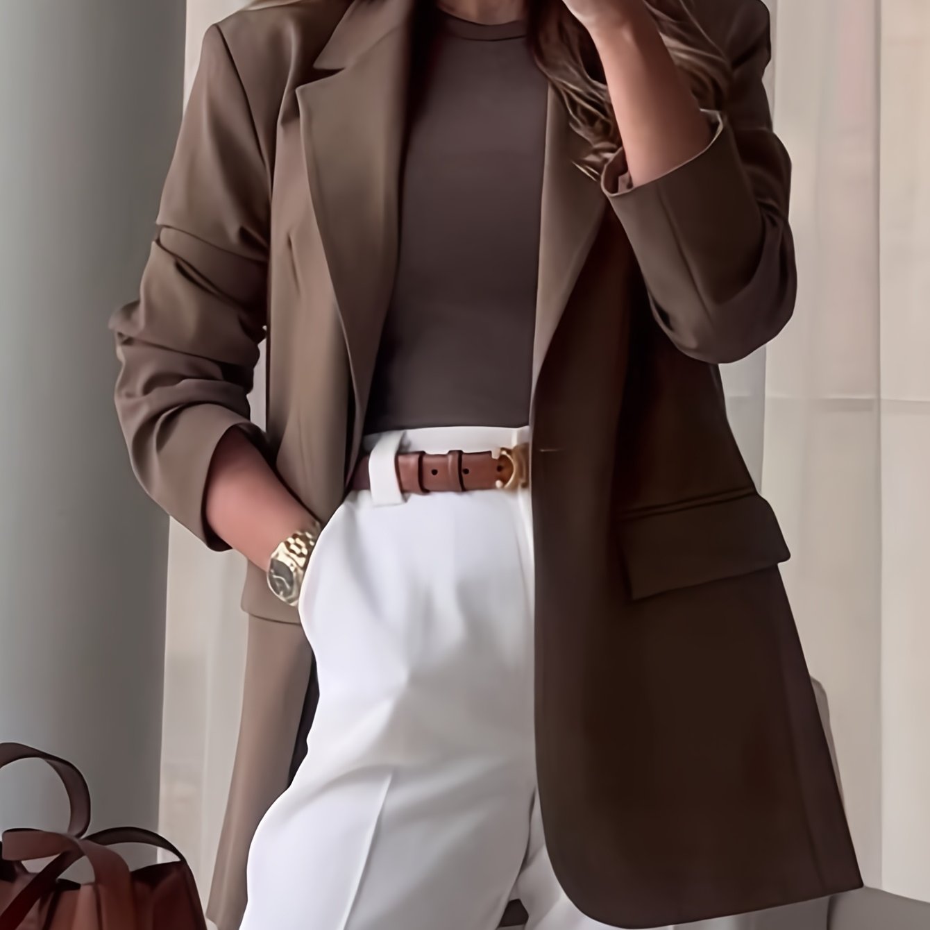 Ladies' Elegant Blazer with Button Closure and Structured Fit