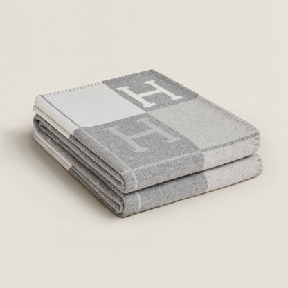 Blanket Luxe Wool-Cashmere for Elegant Warmth and Comfort