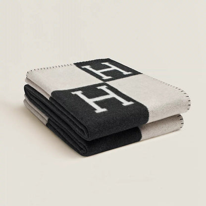 Blanket Luxe Wool-Cashmere for Elegant Warmth and Comfort