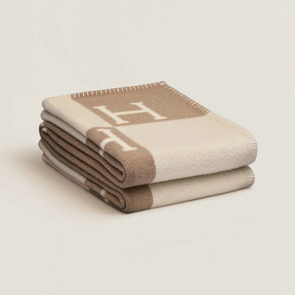 Blanket Luxe Wool-Cashmere for Elegant Warmth and Comfort