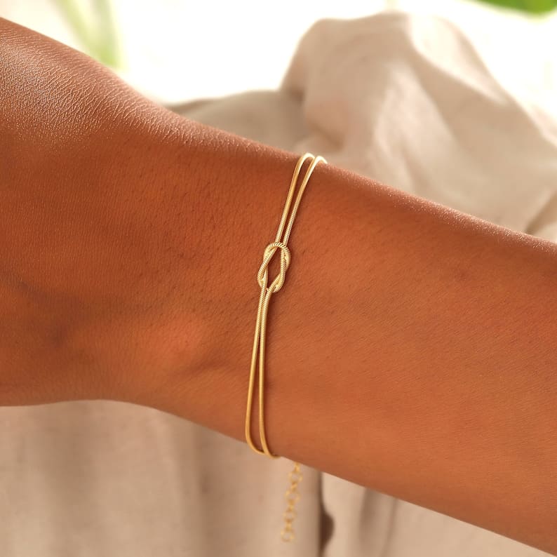 Bracelet with Elegant Knot Design for Subtle and Refined