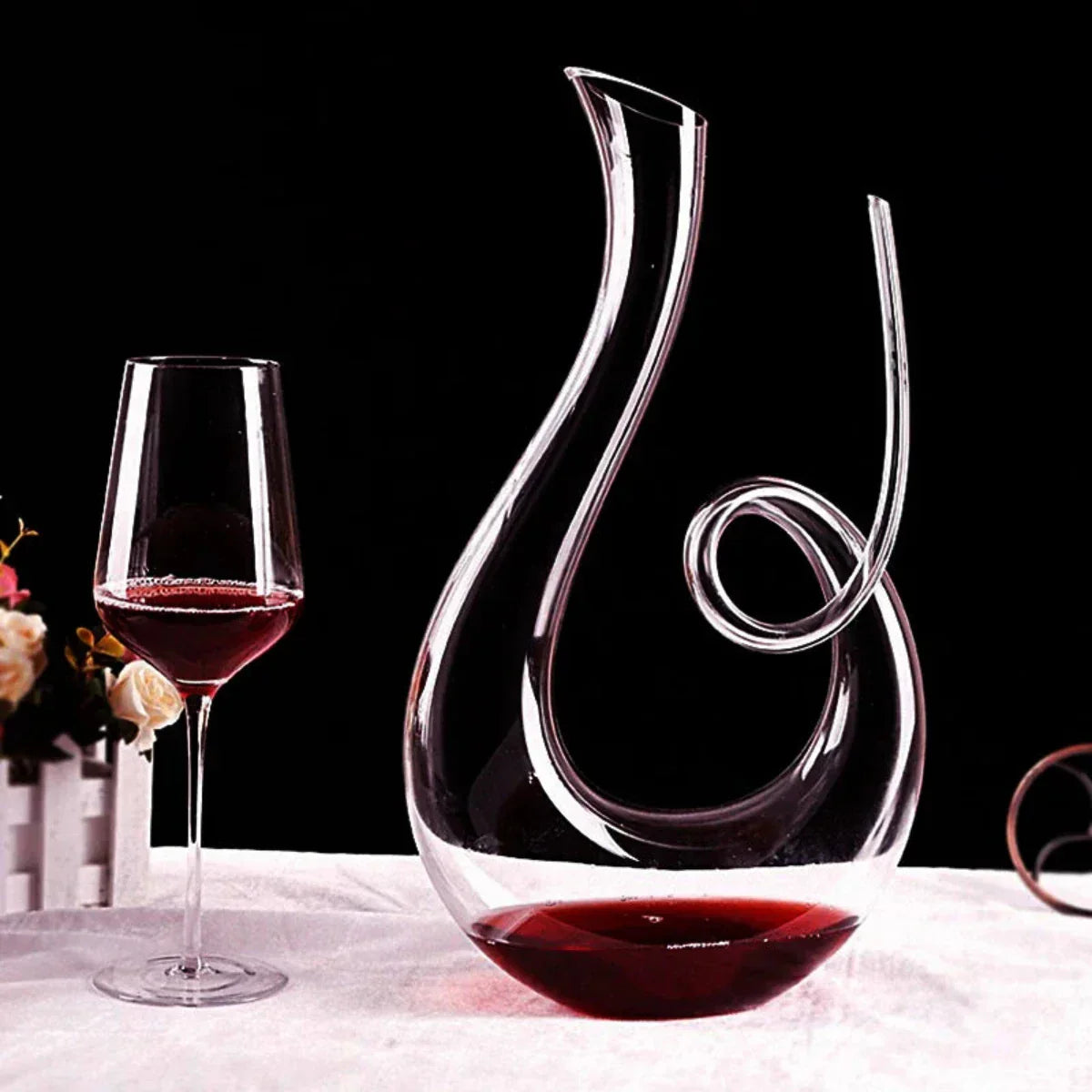 Elegant Wine Decanter with Swirl Design Made of Lead-Free Crystal for Perfect Serving