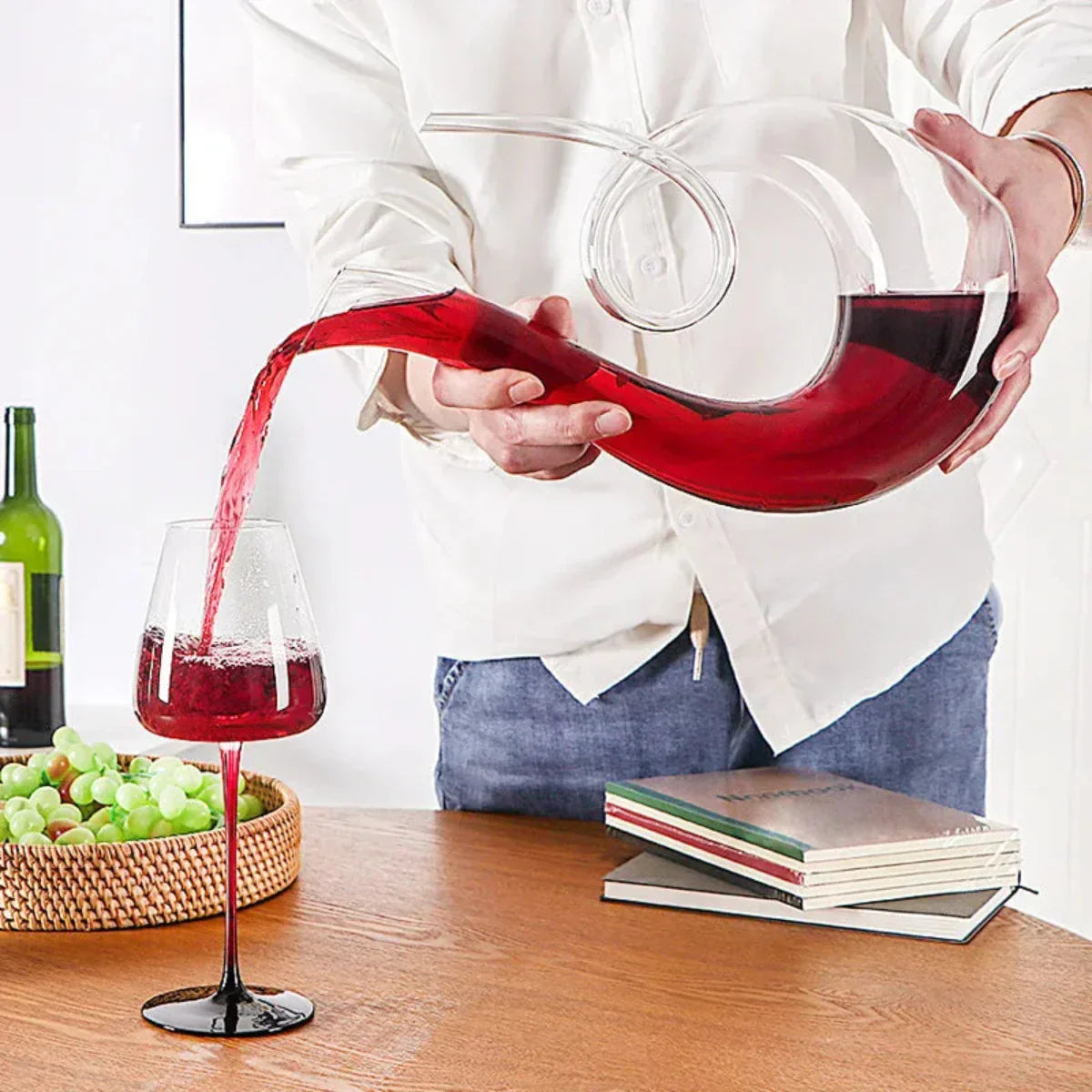 Elegant Wine Decanter with Swirl Design Made of Lead-Free Crystal for Perfect Serving