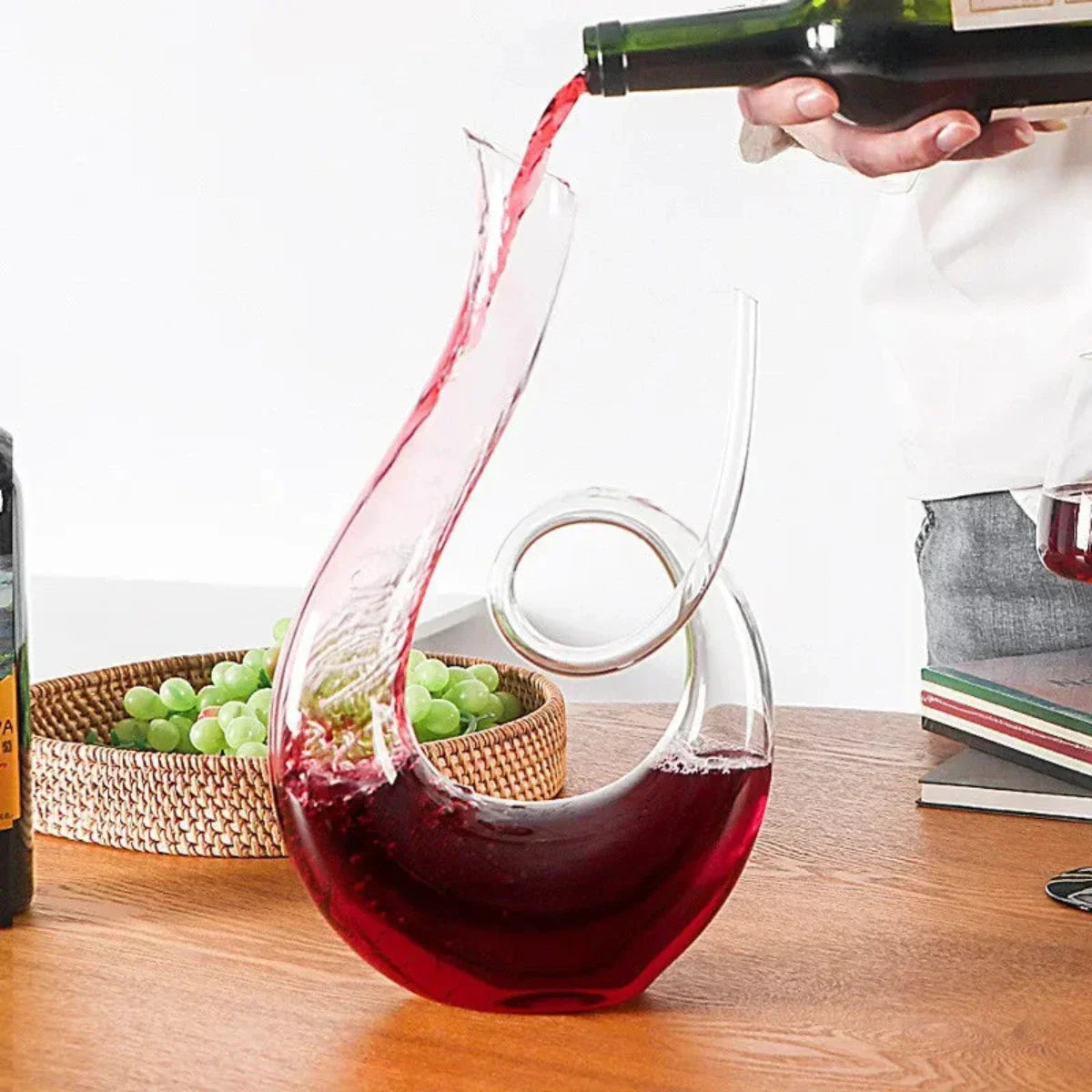 Elegant Wine Decanter with Swirl Design Made of Lead-Free Crystal for Perfect Serving