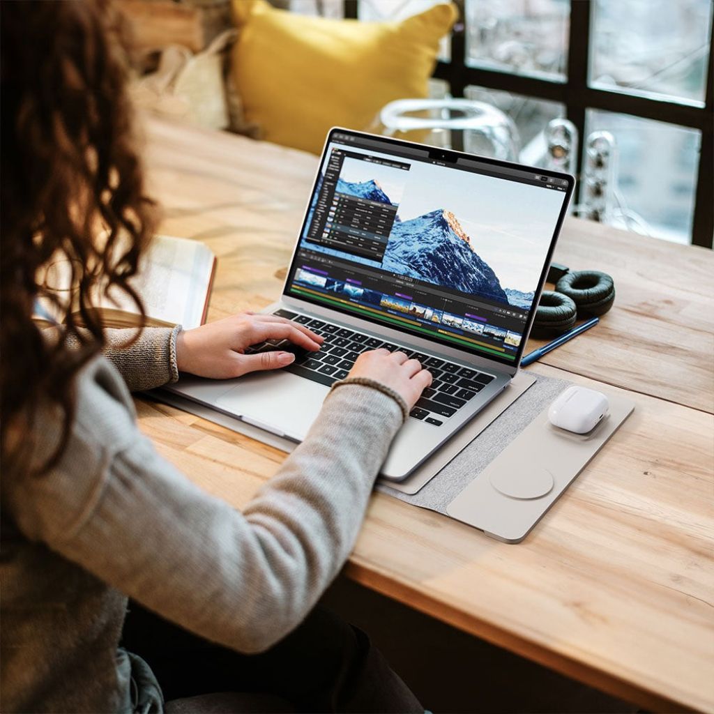 Powerdesk Sleeve for Slim Laptop Case with Wireless Charging Function