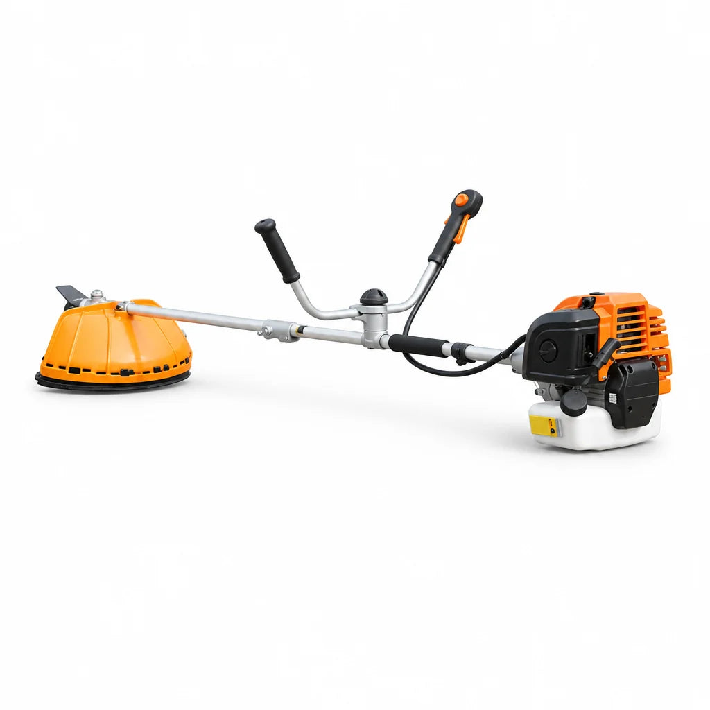 Débroussailleuse thermique 52 cm³ – mise en situation dans le jardin
